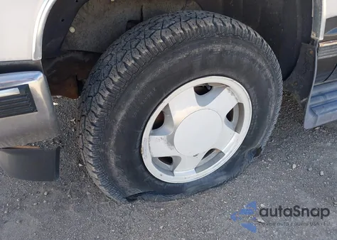 1993 Chevrolet Suburban K1500 из США, поврежденный, VIN 1GNFK16KXPJ321381